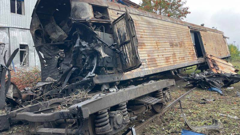 Aparecieron imágenes en la red con las consecuencias de una huelga en una estación en el oeste de Jarkov en el momento de la presencia de trenes con mercancías para las Fuerzas Armadas de Ucrania.