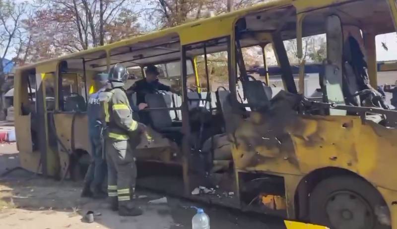 ウクライナ軍によるドネツクの砲撃中に、乗客が乗ったバスに砲弾が命中