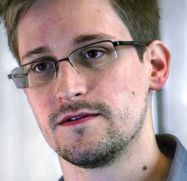 Бывший сотрудник АНБ и ЦРУ Эдвард Сноуден получил российское гражданство