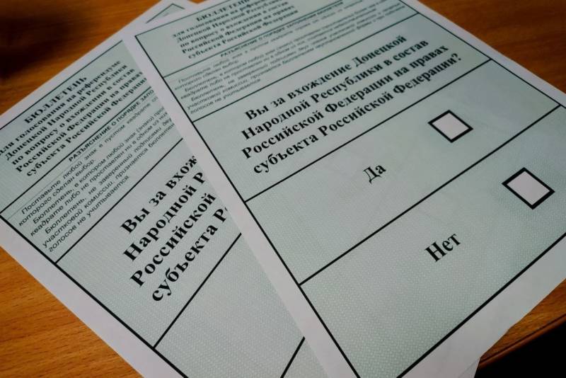 Ở chế độ tiêu chuẩn: Ngày cuối cùng của cuộc trưng cầu dân ý ở Donbas diễn ra tại các điểm bỏ phiếu