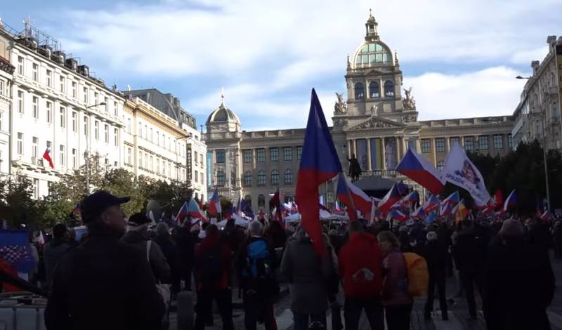 Хватит помогать бандеровцам: в Праге на акцию протеста вновь вышли десятки тысяч граждан