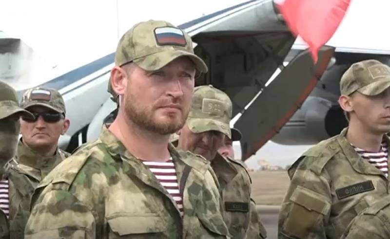 Outro grupo de voluntários voou do aeroporto de Grozny para a área da operação especial