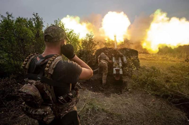 यह मैरींका, पेसोक और उगलेदार के क्षेत्रों में यूक्रेन के सशस्त्र बलों के अतिरिक्त बलों को खींचने के बारे में बताया गया है