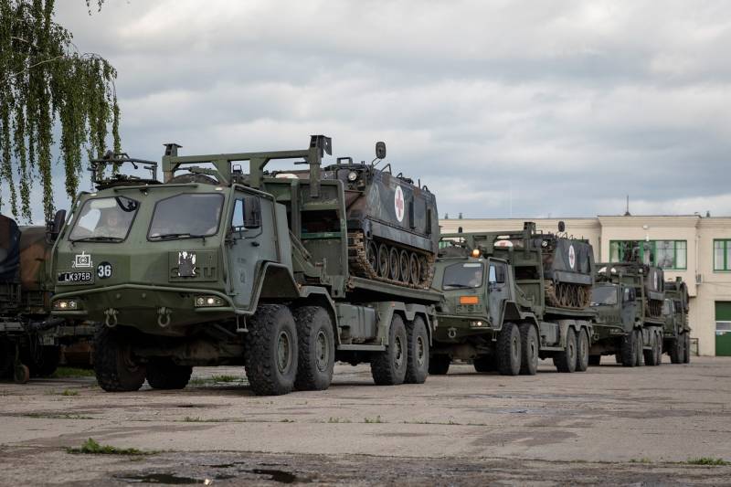 Gabrielius Landsbergis litván külügyminiszter megígérte, hogy két tétel páncélozott szállítójárművet szállít Kijevnek