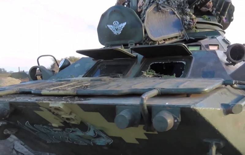 Prajurit Angkatan Udara Rusia nuduhake kendaraan lapis baja musuh sing ditawan: BTR-3U lan BMP-2