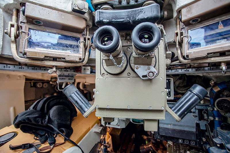 Komentajan havaintolaite TKN-3MK T-72B3:ssa. Oikean takana näkyy "Double"-järjestelmän näyttö, joka näyttää kuvan ampujan lämpökuvaustähtäyksestä. Lähde: techinsider.ru