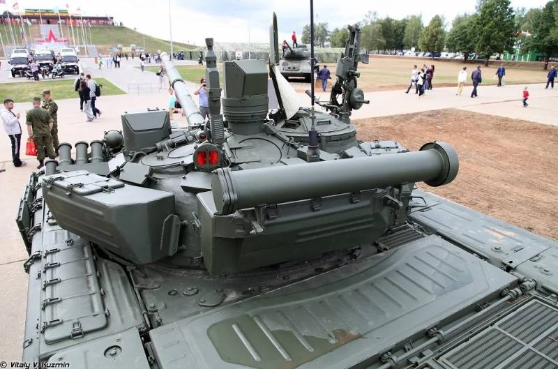 Uppgraderad T-72B3. I mitten, ovanför luckan för utmatning av förbrukade pallar, finns en panoramaobservationsanordning. Källa: www.comgun.ru