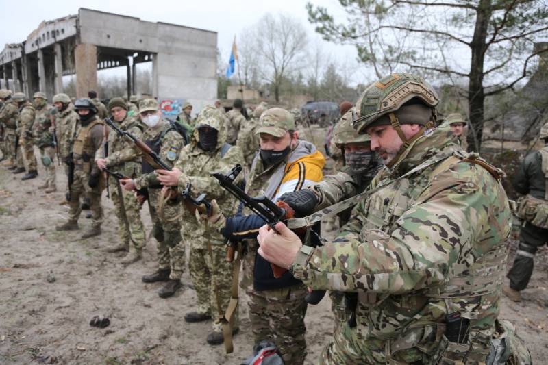 "Nous aurons peut-être besoin de tout": Arestovich a annoncé le recrutement d'étudiants dans les forces armées ukrainiennes en réponse à une mobilisation partielle en Russie