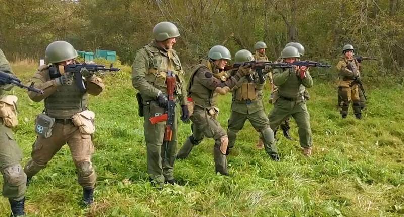 El Ministerio de Defensa mostró imágenes de entrenamiento de reservistas en un campo de entrenamiento en la región de Sakhalin.