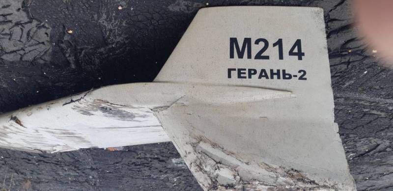 러시아군은 이란의 Shahed-2 드론과 유사한 Geran-136 kamikaze 무인 항공기를 우크라이나 군대의 위치에 사용했습니다.