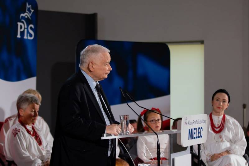 Político polonês: "Nossa geração não vai esperar que a Rússia pague indenizações"