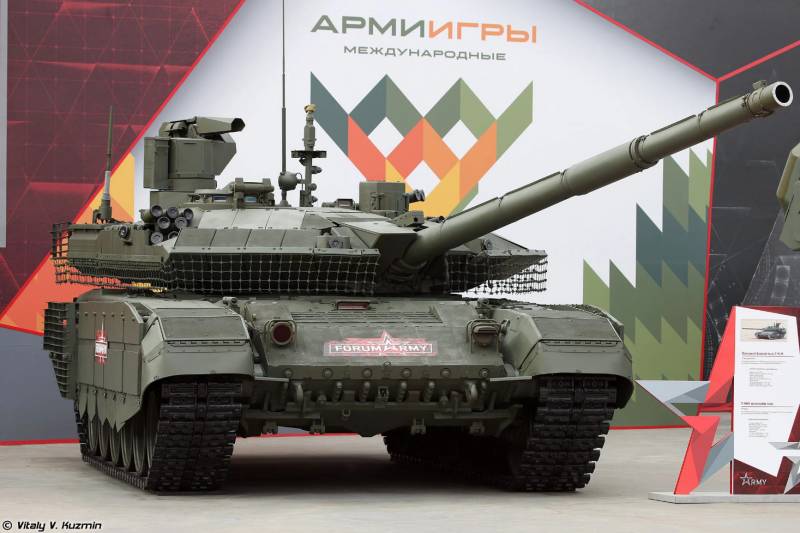 Tankki T-90M. Komentajan luukun takana on panoraamatähtäin/havaintolaite ja konekivääriteline. Lähde: moddb.com