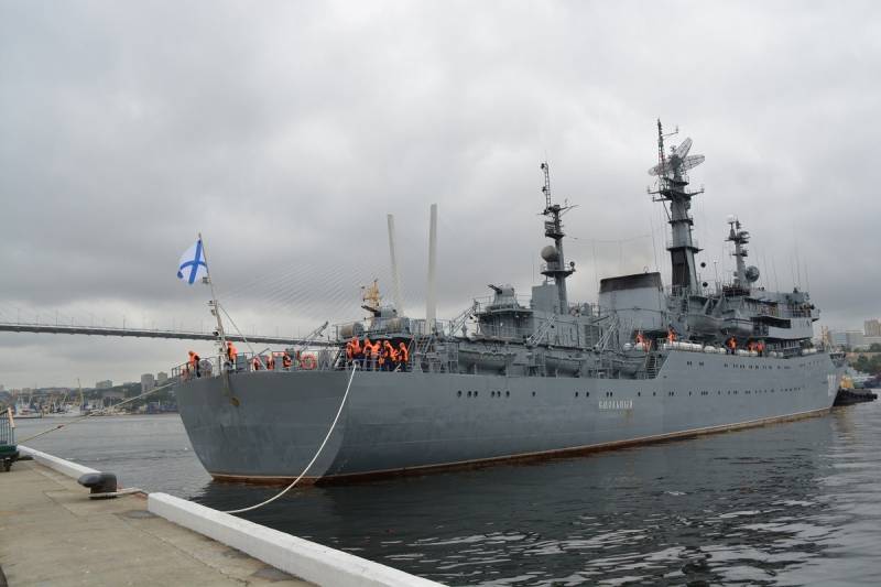 训练舰“斯莫尔尼”号从喀琅施塔得沿北海航线抵达符拉迪沃斯托克