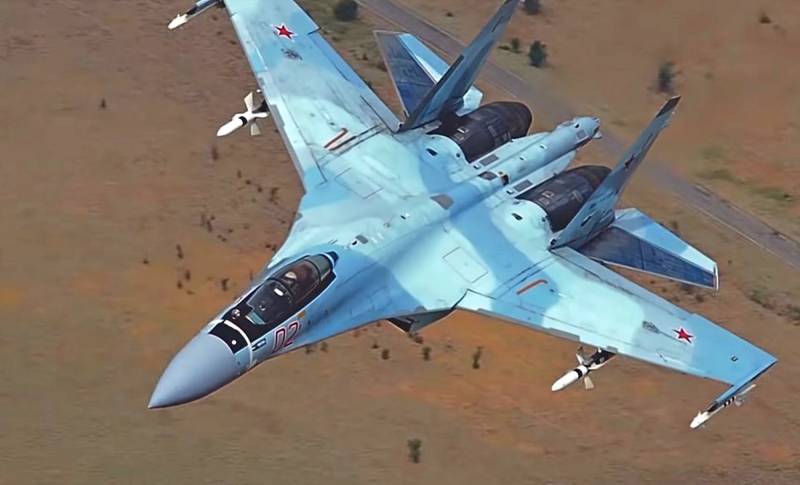 追击中的防空导弹：展示了使用 Su-35 战斗机作为攻击机