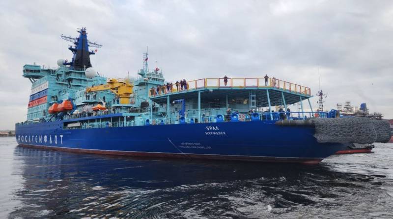 Der universelle nukleare Eisbrecher Ural des Projekts 22220 ist für Seeversuche in die Gewässer des Finnischen Meerbusens eingedrungen