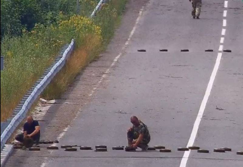 우크라이나는 모든 도로를 채굴하고 벨로루시 국경 근처의 다리를 폭파했습니다.