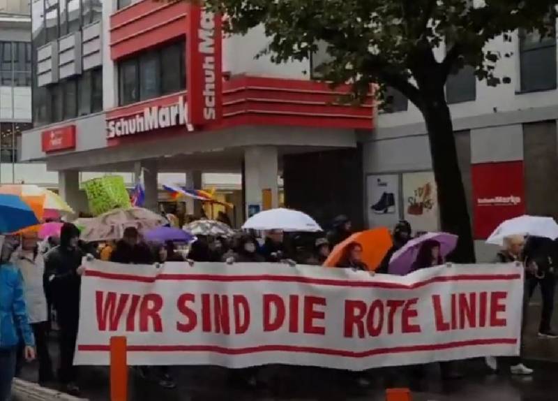 독일에서는 독일 통일의 날 '열, 평화, 빵'이라는 슬로건 아래 시위가 벌어졌다.