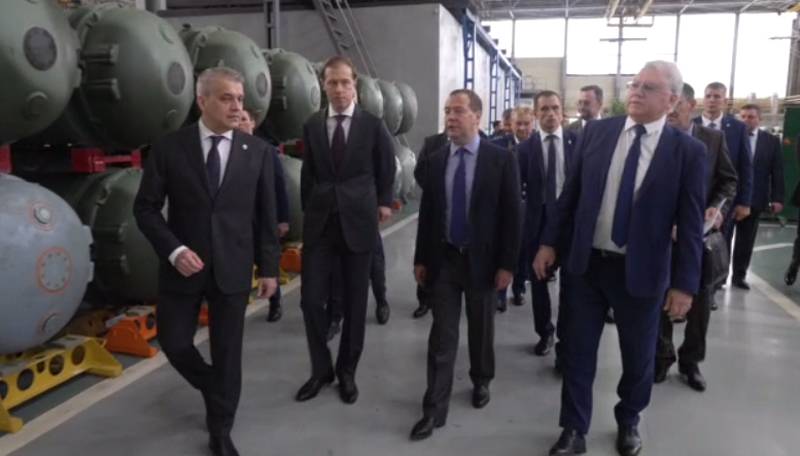 Medvedev a visité l'usine d'Avangard pour vérifier l'exécution d'une importante commande de défense