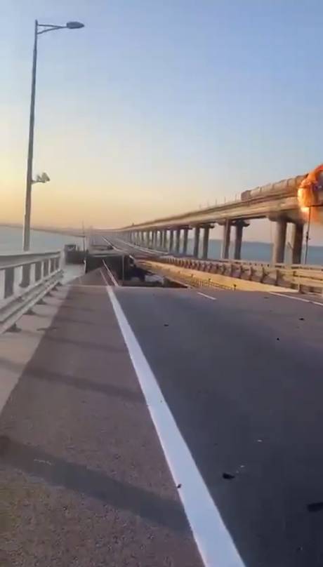 Új felvételek vannak a krími híd sérülésének helyszínéről