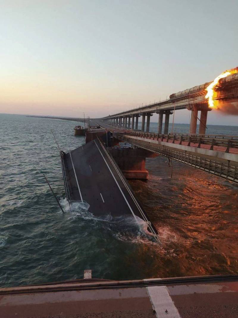 НАЦ: Камион је експлодирао на Кримском мосту