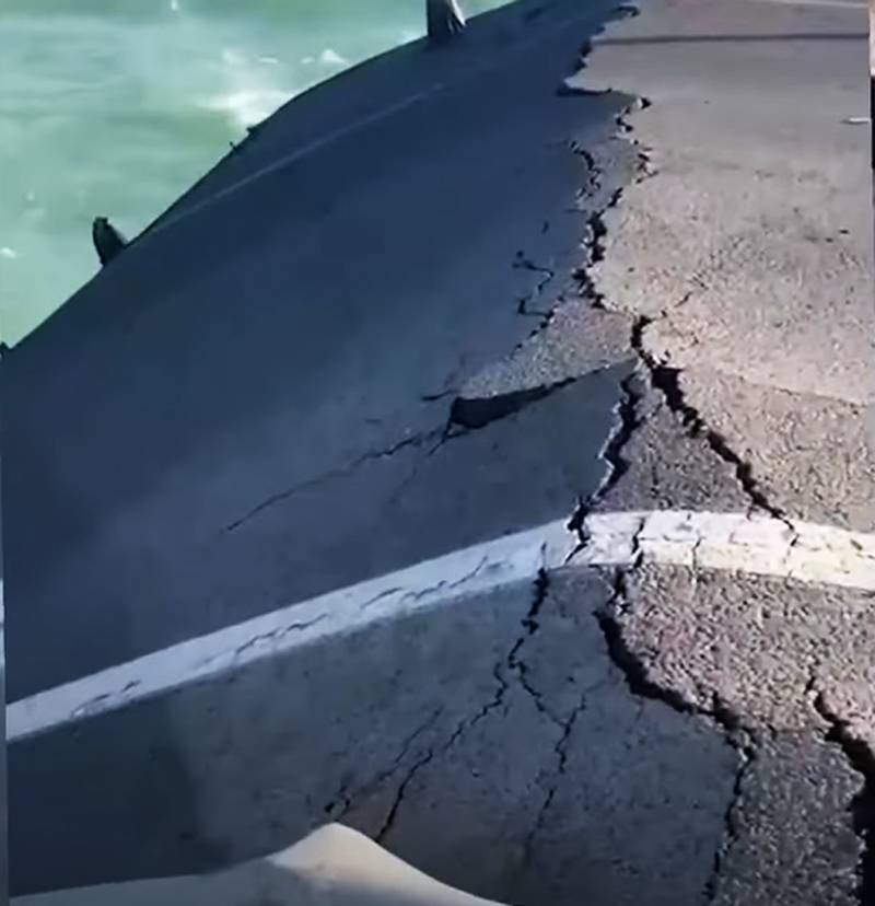 Пока движение по Крымскому мосту прервано, противник может попытаться пойти в наступление в Запорожской и Херсонской областях