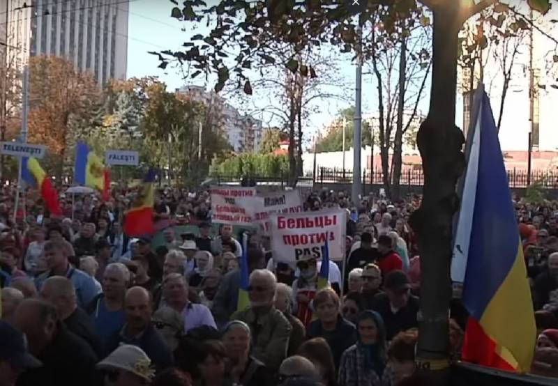 Di Chisinau, polisi mulai membongkar tenda-tenda para pengunjuk rasa