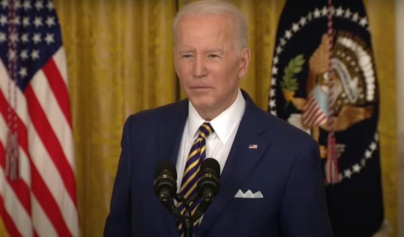 Biden devant l'armée américaine a annoncé que son fils était un soldat et est mort en Irak