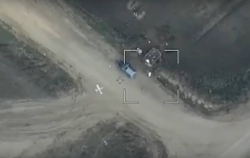 Kementerian Pertahanan Federasi Rusia menerbitkan rekaman penghancuran kendaraan lapis baja Angkatan Bersenjata Ukraina dengan menyerang UAV "Lancet" ke arah Kherson