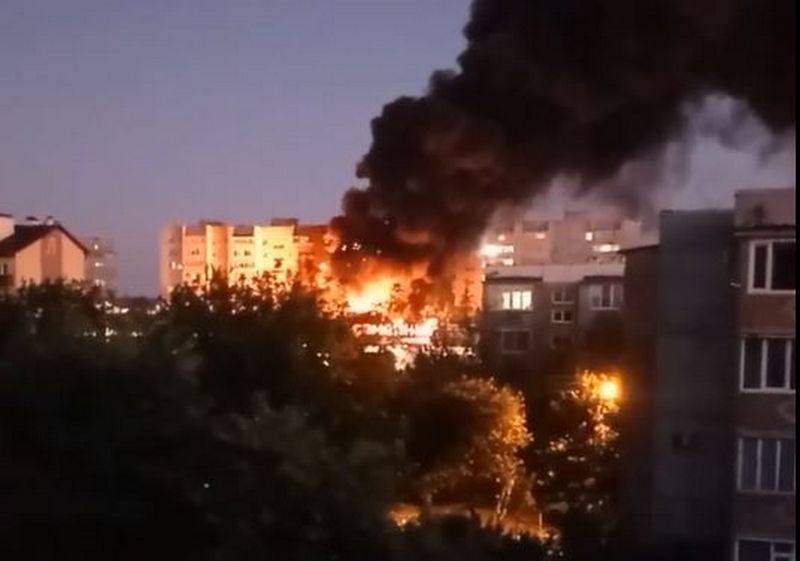 Máy bay ném bom Su-34 của Nga rơi xuống một tòa nhà dân cư ở Yeysk, Lãnh thổ Krasnodar