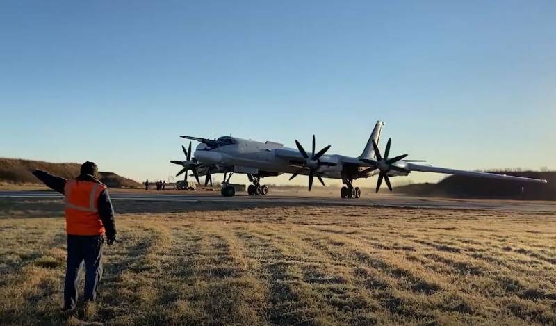 Loro operator rudal strategis Tu-95MS Rusia mabur ing samudra Pasifik