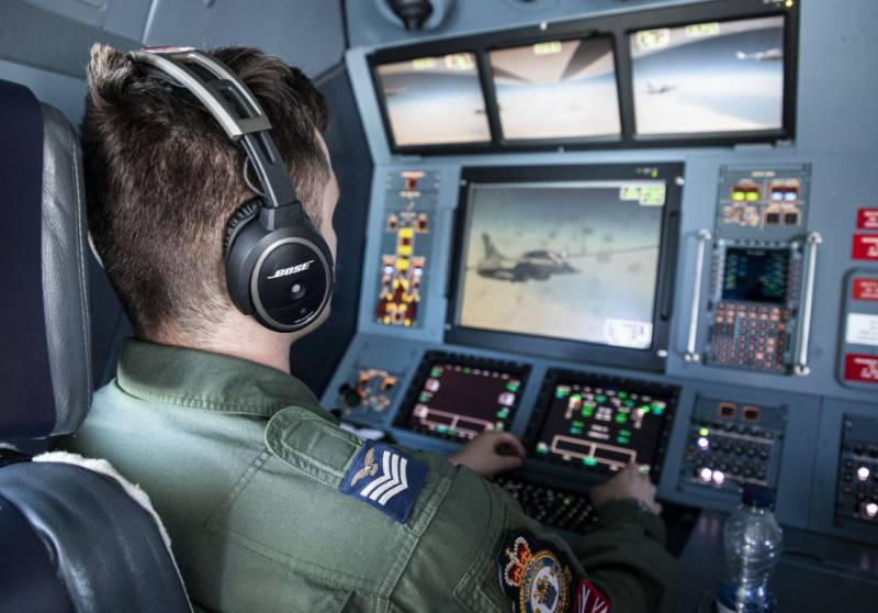 Britský parlament navrhl zbavit občanství britských pilotů, kteří trénují letovou posádku letectva PLA