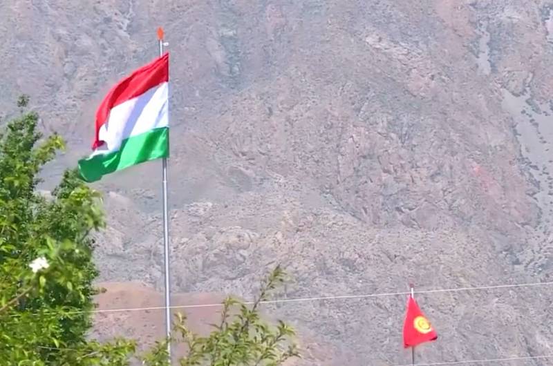 Kirgiz helyettes: A tádzsik hadsereg fegyvereket hoz a határra, és lövészárkokat ás