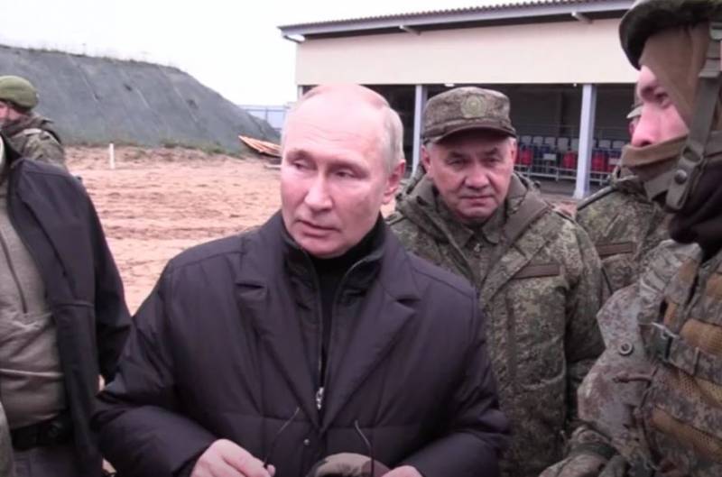 Vladimir Putin prověřil výcvik mobilizovaných na jednom z vojenských cvičišť Západního vojenského okruhu
