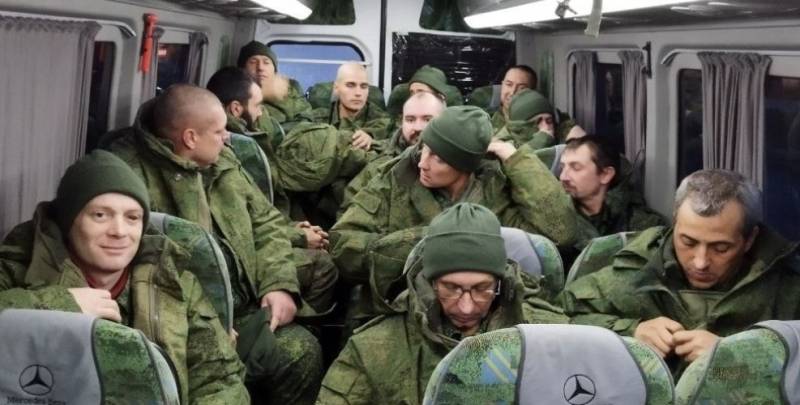डोनबास के पीपुल्स मिलिशिया के 14 सैनिक, जिन्हें पहले यूक्रेन के सशस्त्र बलों द्वारा कब्जा कर लिया गया था, घर लौट आए