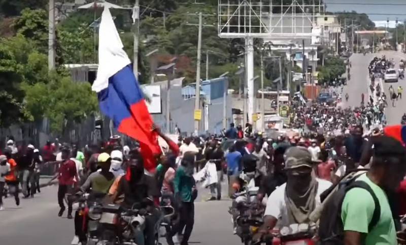 Émeutes en Haïti : les manifestants portent des drapeaux russes, le Japon ferme temporairement son ambassade