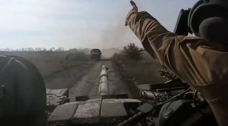 Ukrayna Silahlı Kuvvetlerinin bir tankının ve Rusya Federasyonu Silahlı Kuvvetlerinin teçhizatının Krivoy Rog yönünde beklenmedik bir toplantının görüntüleri Ağa çarptı