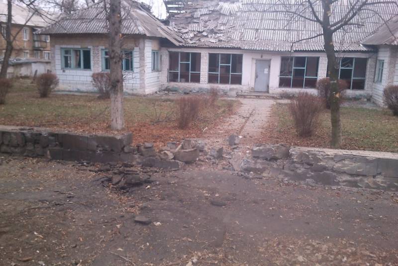 Den ukrainska militären besköt flera bosättningar i DPR, en skola skadades