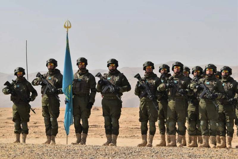 Kazakstanin presidentti: Armeijamme toimitetaan tulevina vuosina nykyaikaisilla aseilla ja varusteilla