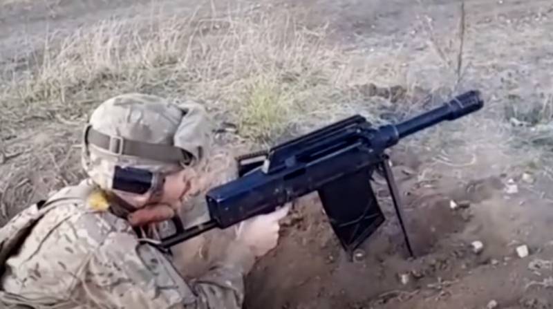 Yabancı paralı askerlerin Ukrayna geliştirme RG-1 "Piston" un el bombası fırlatıcı ile tanışması gösterildi