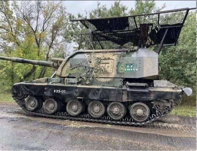 Montura de artillería autopropulsada "Msta-S", que se convirtió en un trofeo para las Fuerzas Armadas de Ucrania. El techo del automóvil está equipado con una "visera". Su valor antiacumulativo es dudoso, pero su valor de camuflaje bien puede serlo.
