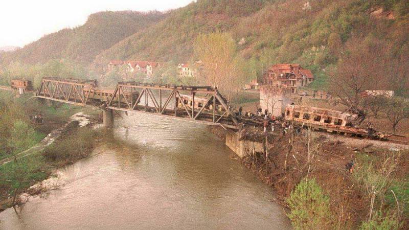 Brücke und Zug, nachdem sie von zwei Flugzeugraketen getroffen wurden. Quelle: picturehistory.livejournal.com