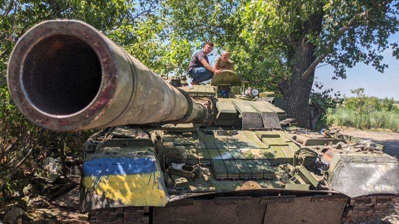 Görünüşe göre Ukrayna Silahlı Kuvvetleri'nin bir kupası olarak gelen T-80BVK. Kontakt-5'ten gelen taret blokları, tanktaki normal "Temas" a eklendi.