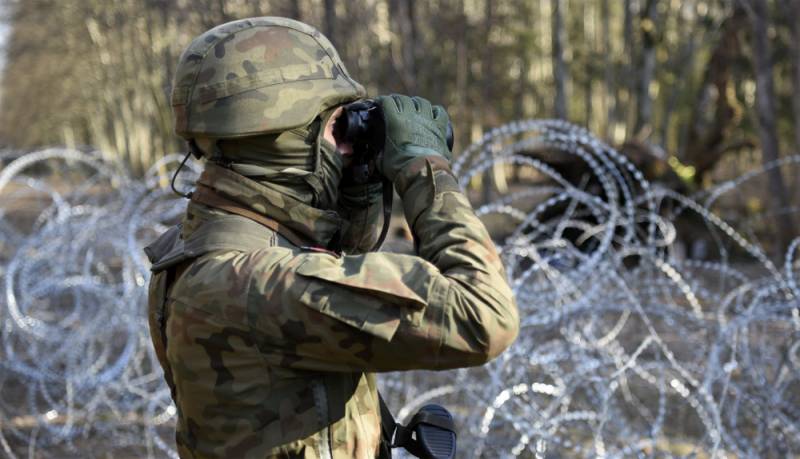 در لهستان، آنها تصمیم گرفتند مرز با روسیه را برای دفع "حمله" احتمالی مهاجران تقویت کنند