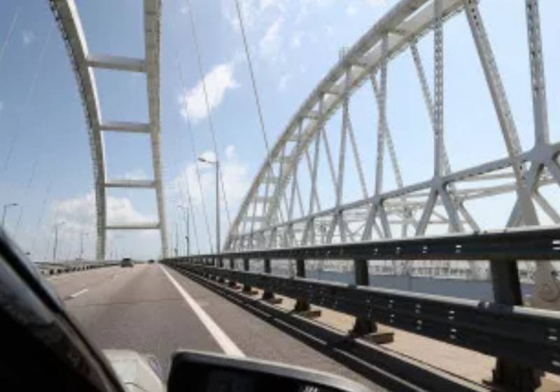 Η κυκλοφορία των αυτοκινήτων στη γέφυρα της Κριμαίας συνεχίστηκε - σε αντίστροφη λειτουργία