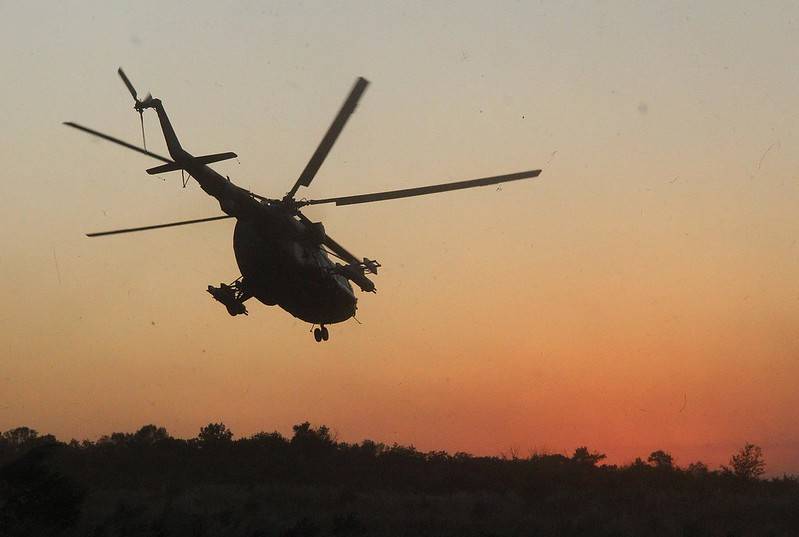 콘스탄티노프카 지역에서 우크라이나의 Mi-8 헬리콥터를 공격한 대공 미사일이 보입니다.