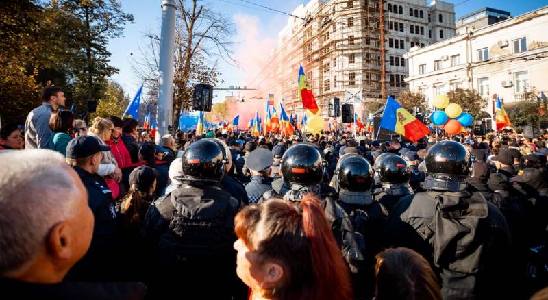 Establishment of the National Salvation Committee proclaimed at a large-scale protest in Chisinau