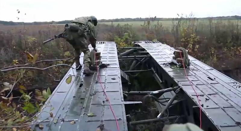 敌后的俄罗斯情报人员摧毁了一座用于运输设备的机械化桥梁