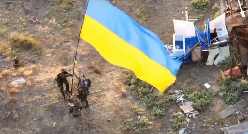 XNUMX月に蛇の島でウクライナの旗を掲げたウクライナの特殊部隊の司令官は、破壊されました