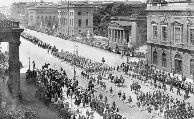 Desfile militar em Berlim pouco antes da Primeira Guerra Mundial.