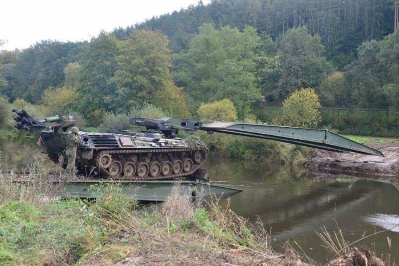 Deutschland lieferte eine Charge von Panzerbrückenlegern und Pontonbrückenfahrzeugen an die Streitkräfte der Ukraine